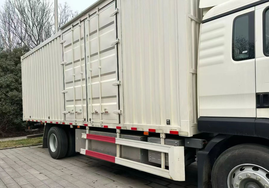 Used HOWO 6 Wheels Box Trucks White