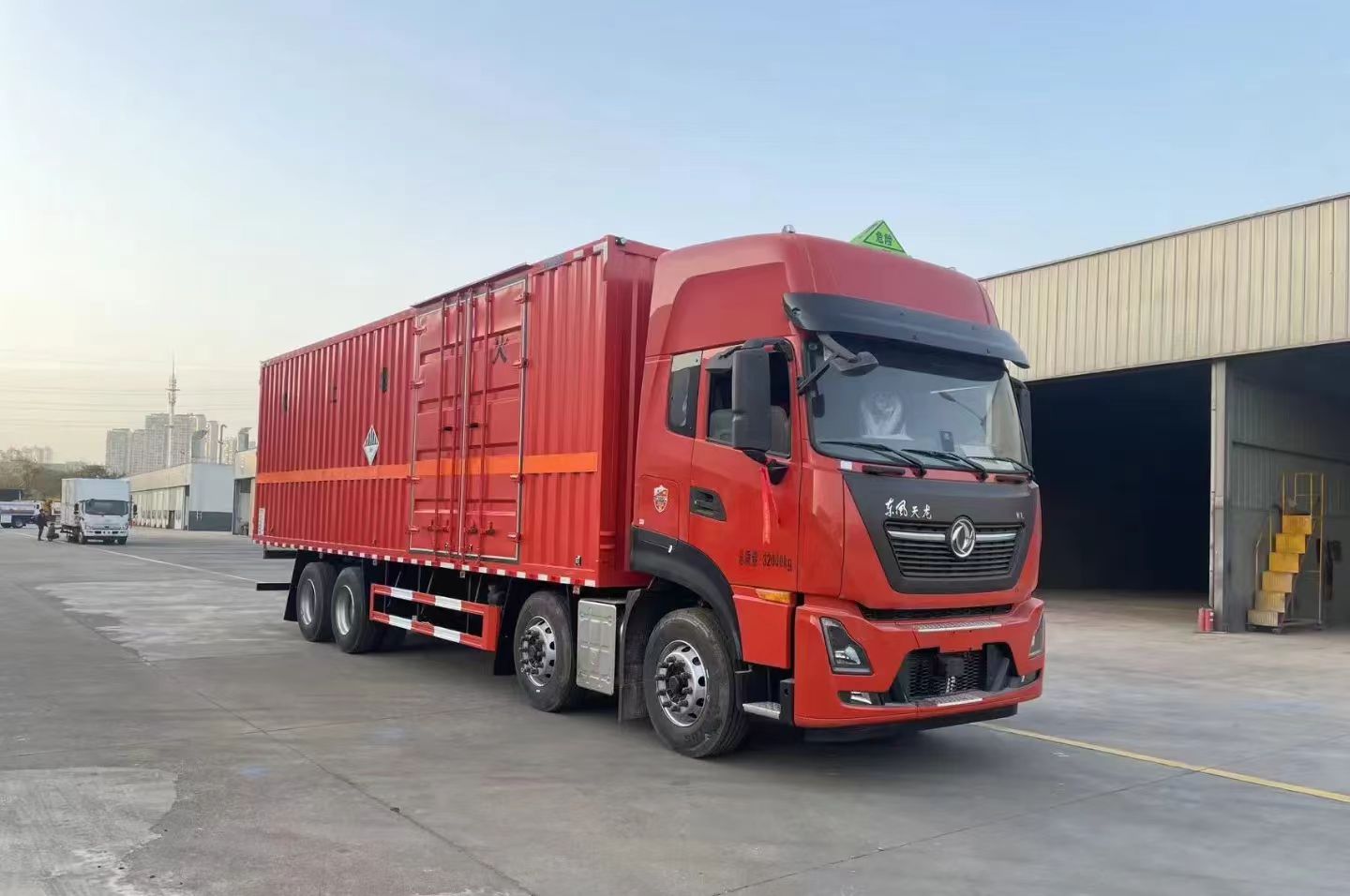 Used DFM 12 Wheels Box Trucks