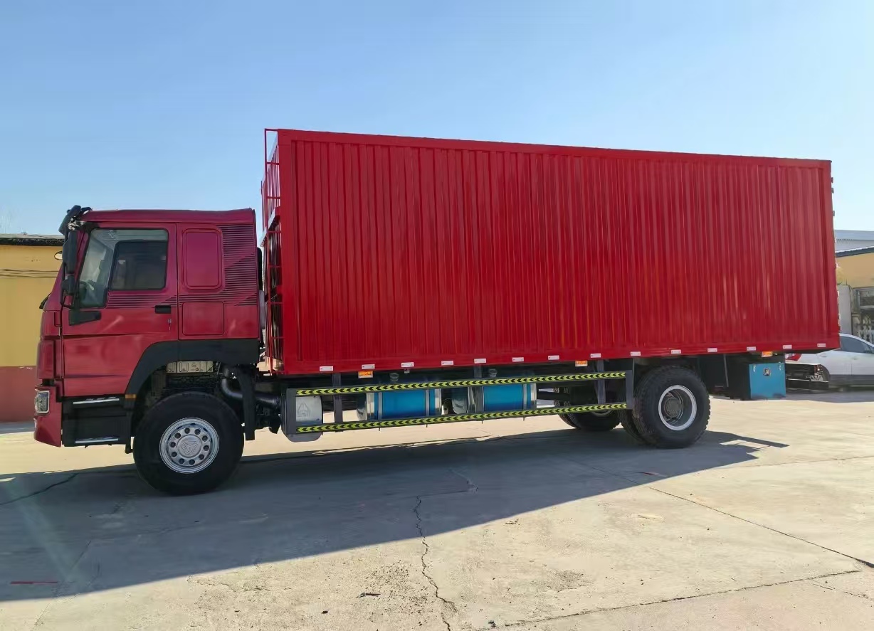 Used HOWO 6 Wheels Box Trucks Red