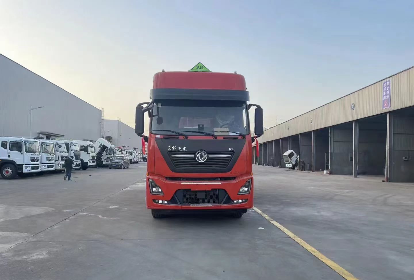 Used DFM 12 Wheels Box Trucks