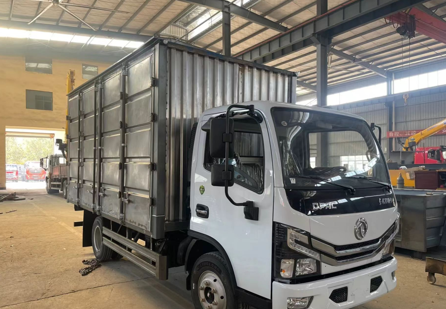 Used DFM 6 Wheels Box Trucks