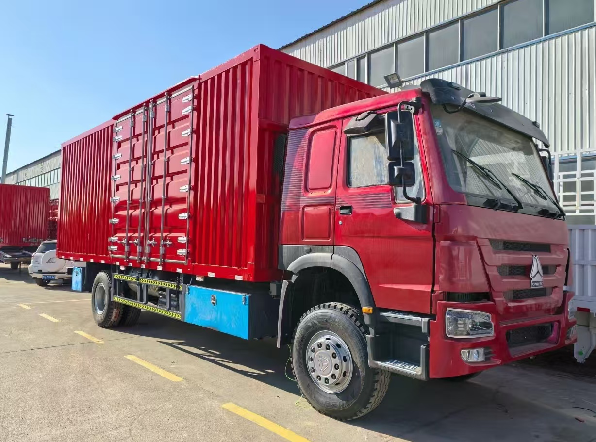 Used HOWO 6 Wheels Box Trucks Red