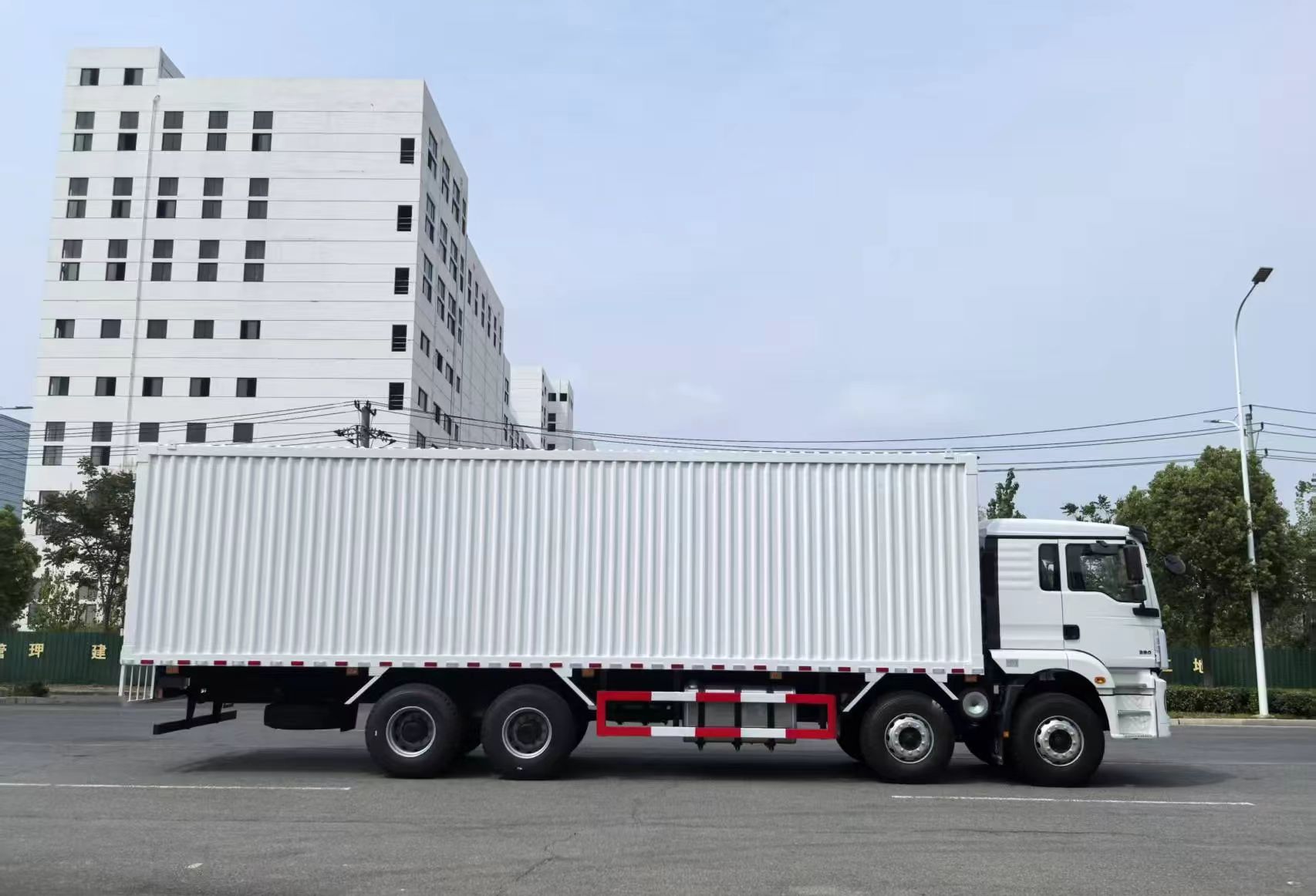 Used SHACMAN 12 Wheels Box Trucks