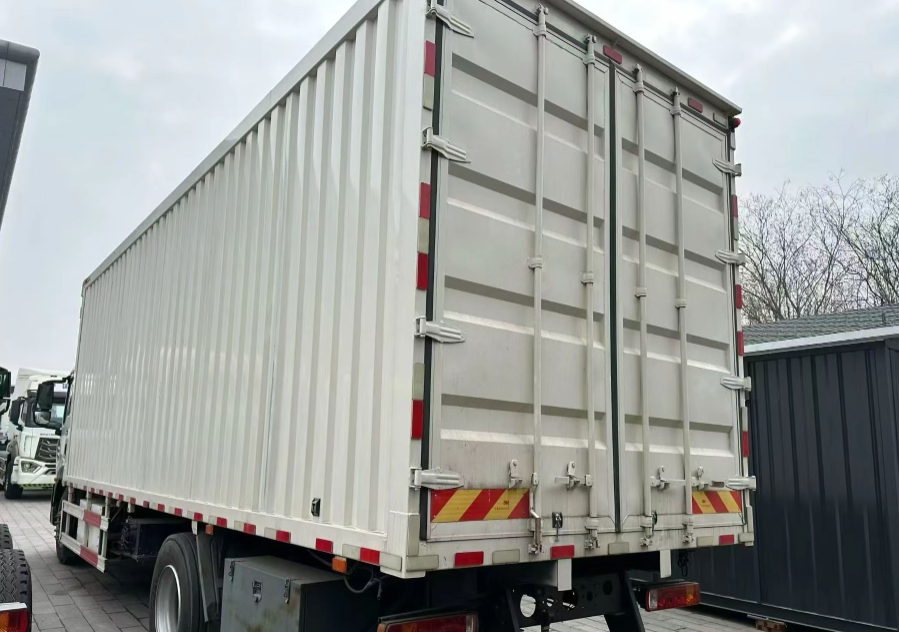 Used HOWO 6 Wheels Box Trucks White