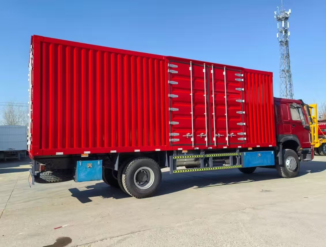 Used HOWO 6 Wheels Box Trucks Red