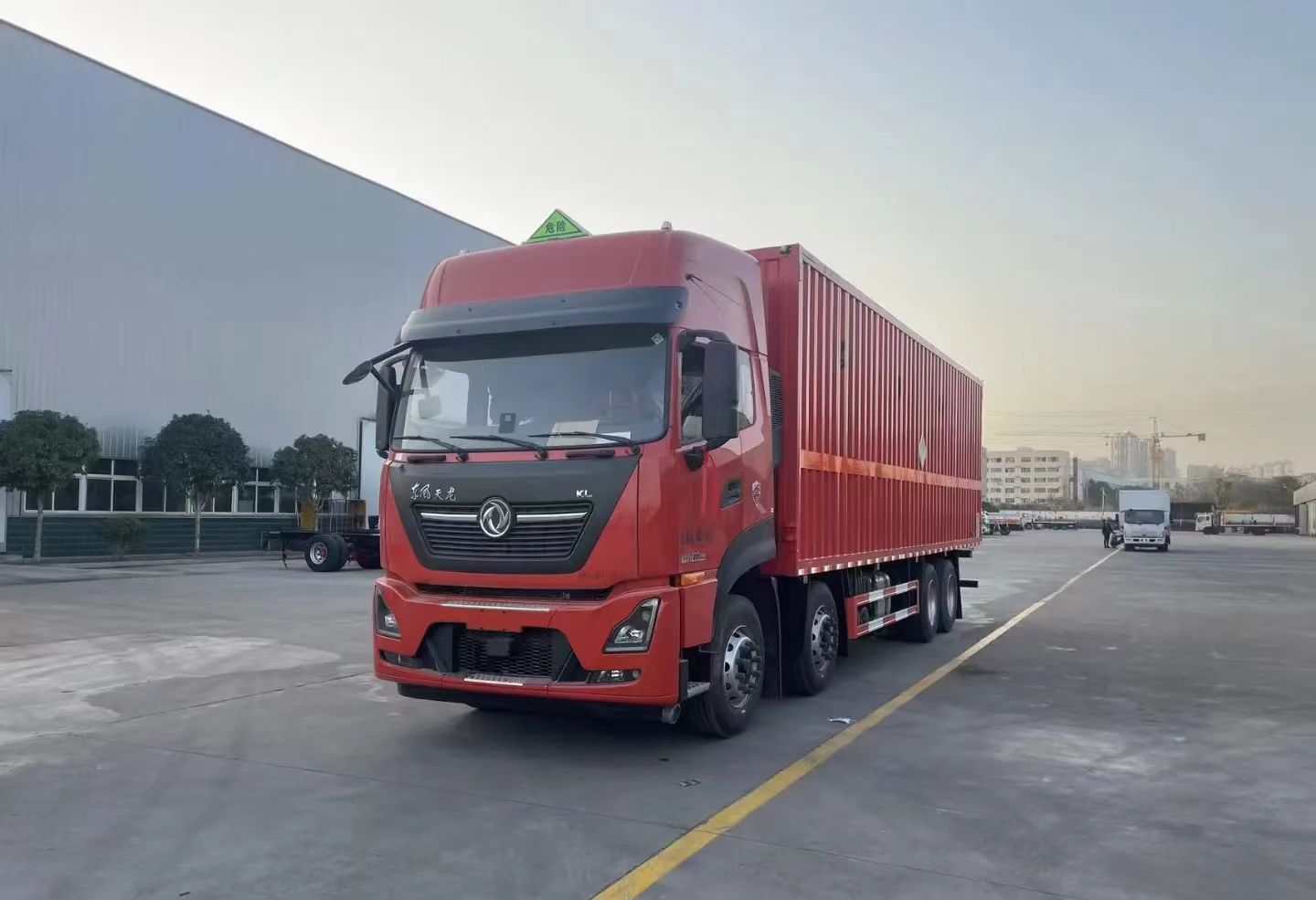 Used DFM 12 Wheels Box Trucks