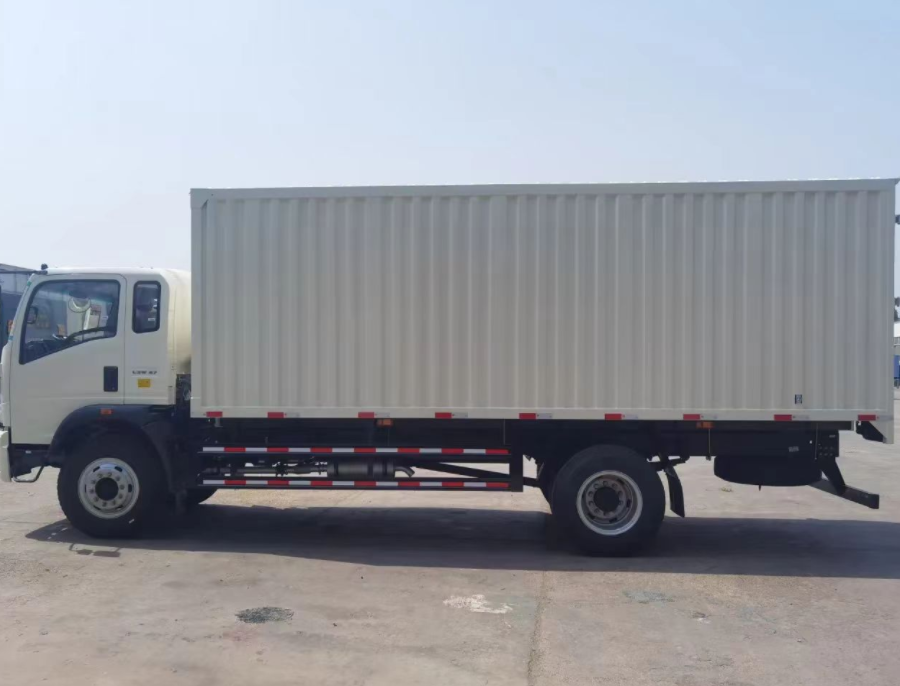 Used HOWO 6 Wheels Box Trucks White