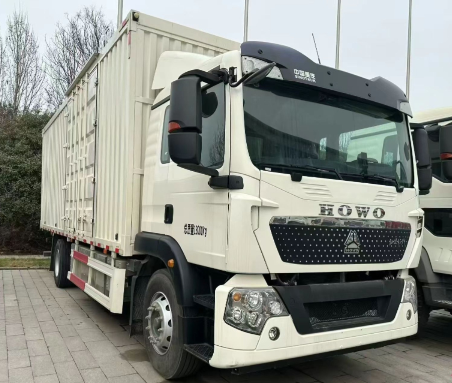 Used HOWO 6 Wheels Box Trucks White