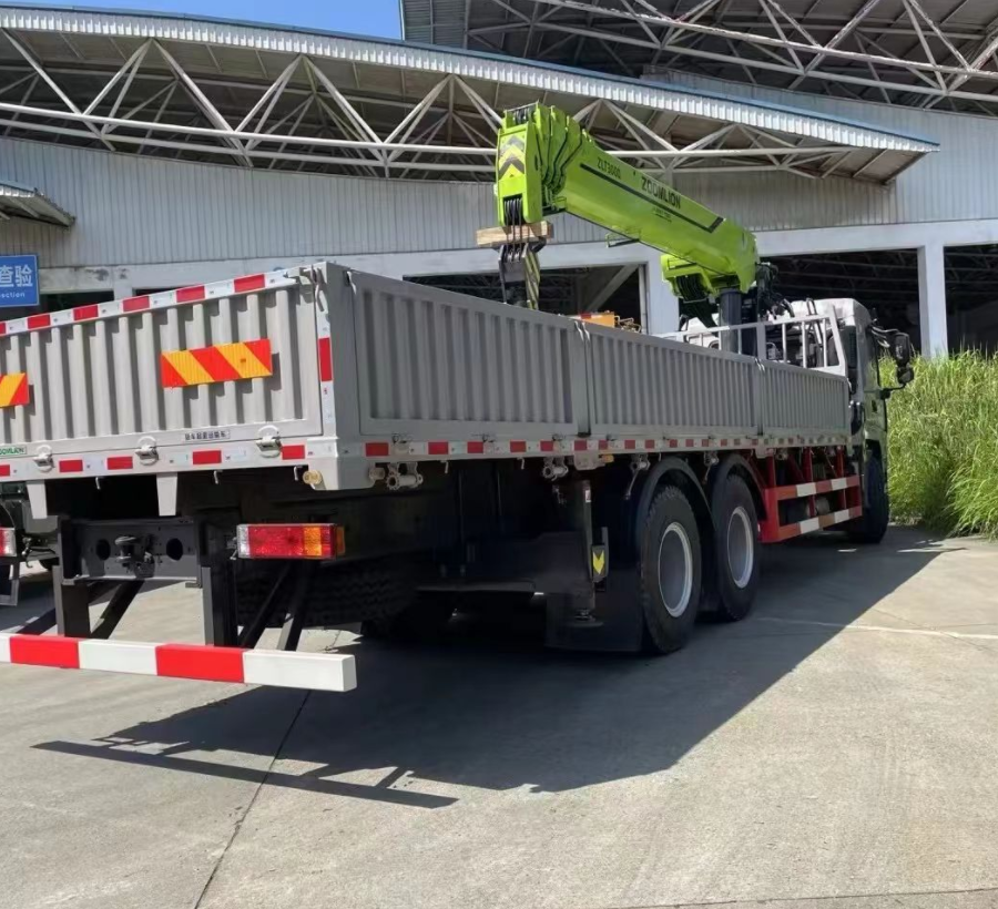 Used Zoomlion Trucks with Cranes