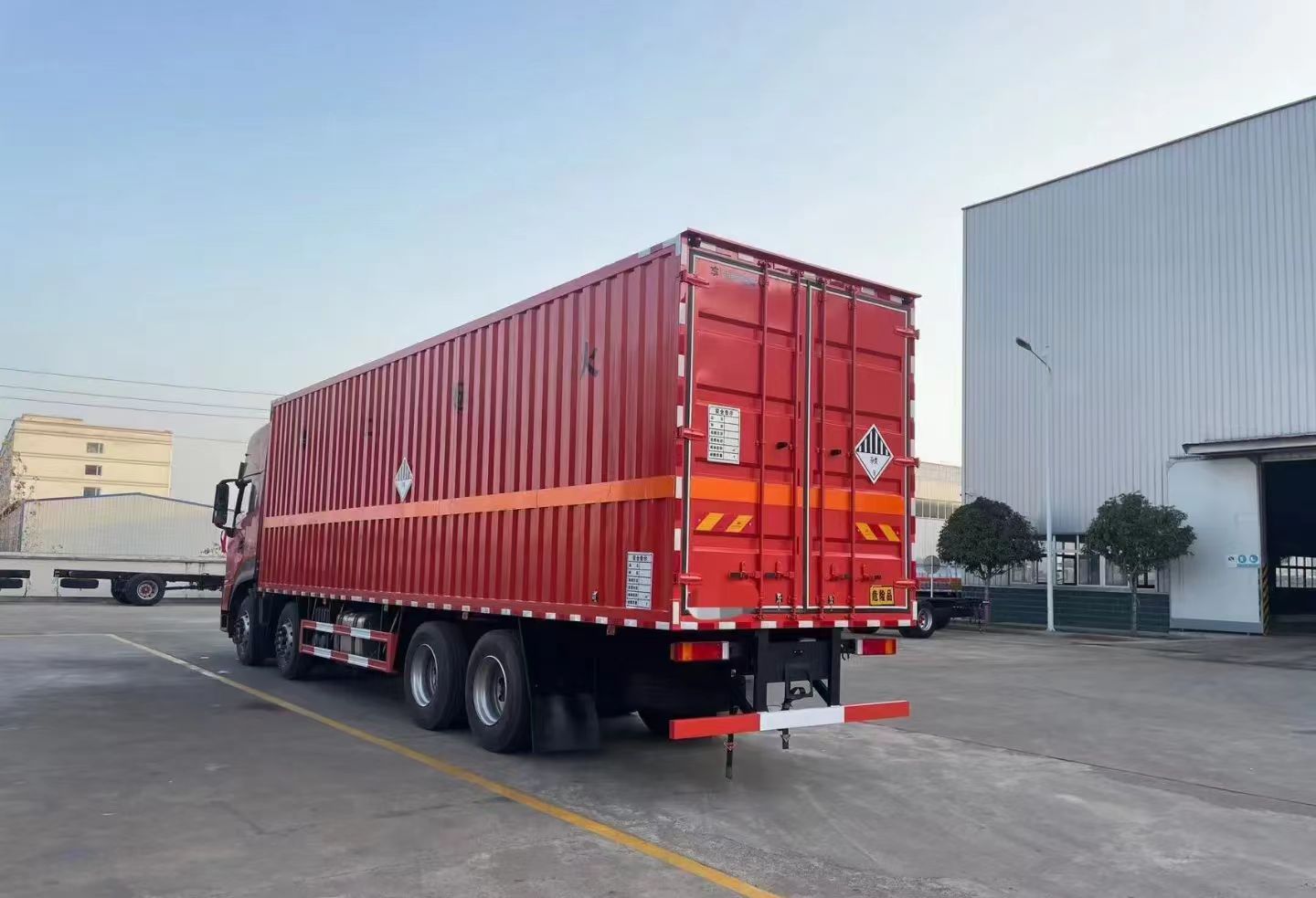 Used DFM 12 Wheels Box Trucks