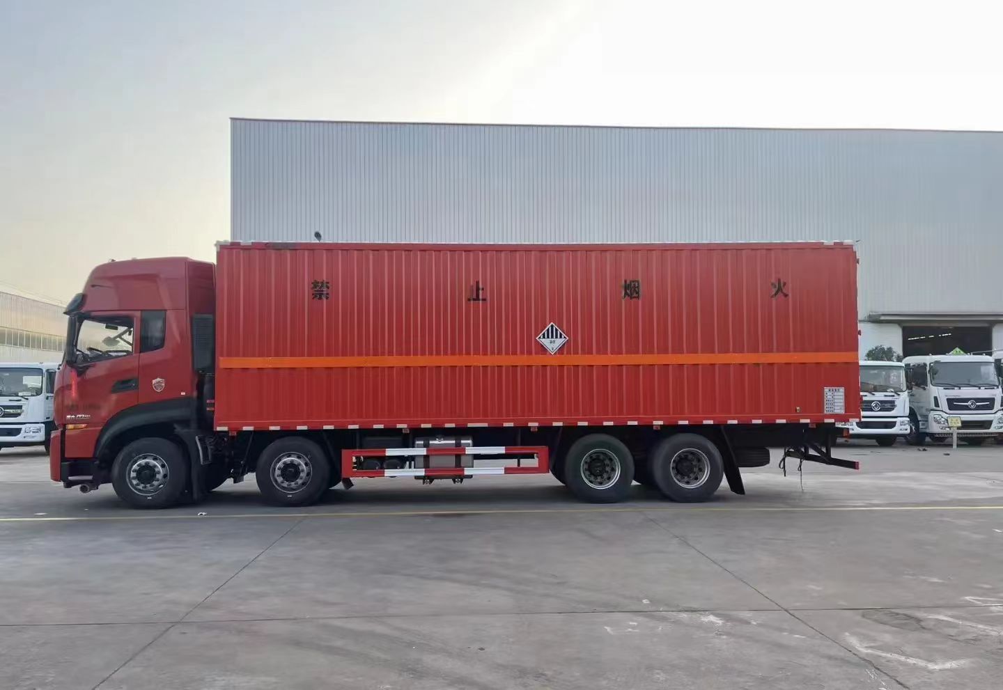 Used DFM 12 Wheels Box Trucks