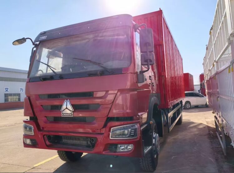 Used HOWO 6 Wheels Box Trucks Red