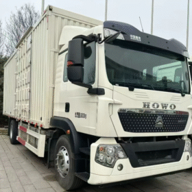 Used HOWO 6 Wheels Box Trucks White